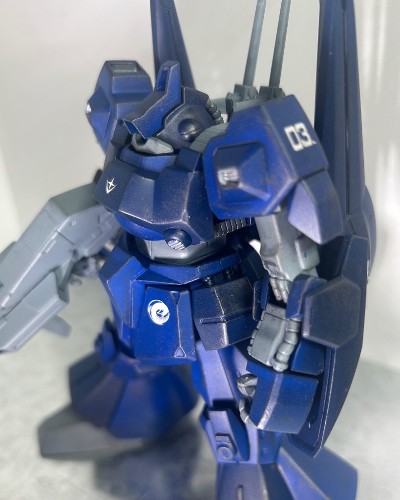 腕部。キットそのまま。腰部。股関節を2ミリ程上に移動させて短足化しました。どっしりとしたシルエットを目指しました。