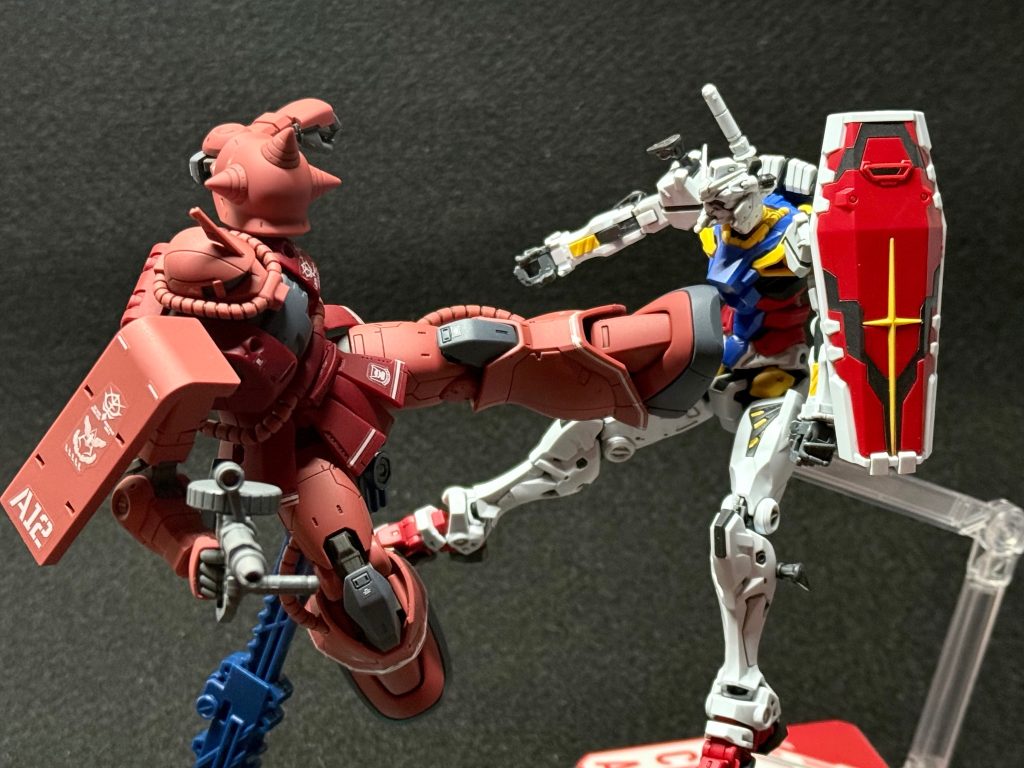 シャアザクと言えばこのシーンが記憶にあったので通りすがりの白いガンダムくんが犠牲に…作中では蹴る側だったのにね