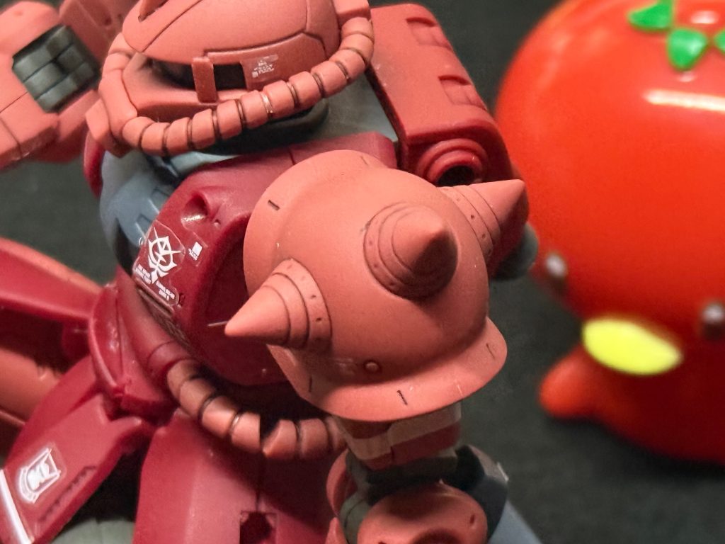 肩アーマーのトゲ側は合わせ目消しをやってみました！接着してヤスリで整えた時はなかなか消えないものだな…と思いましたがトップコートをしたら目立たなくなってとても満足です！こちらのキットは完成度が高いとオススメされたのですが、なんと某通販サイト密林でも評価は☆4.4と人気が伺えますね〜！パーツの組み立てもピンとダボ?ですかね、組み立てやすさと強度を両立できるよう、構造をよく練られているように感じました！とても良いキットでした！