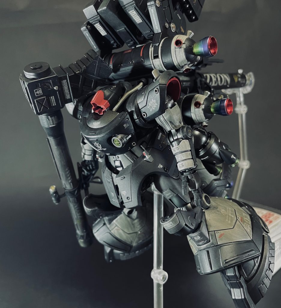 アクションベースに乗せてみました。少しでもバランス悪いとひっくり返ります。二つ使ってギリギリです。