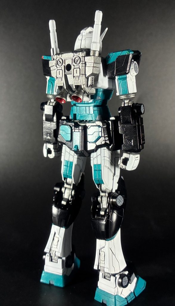 素ガンダム背面。HJ作例を参考に下腕の後ハメ加工を行っています。あとはディテール掘り直したり作り直したりしてますが写真で上手く伝えられない...