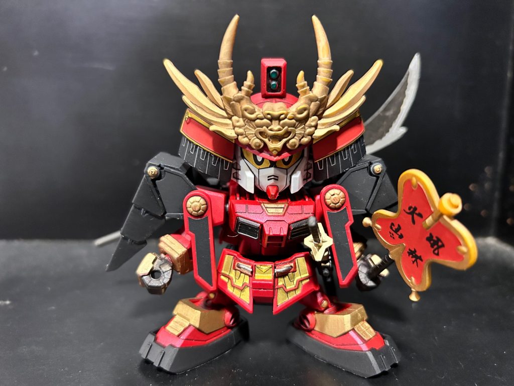 薙刀のサイズがイマイチやったんでランナーとプラ板で作りました。あとは赤メタと黒を塗装、ゴールドは部分塗装しました。あと、変なこだわりで、SDはシールを全部使うんです、ワタクシ。もちろん全部使いました。