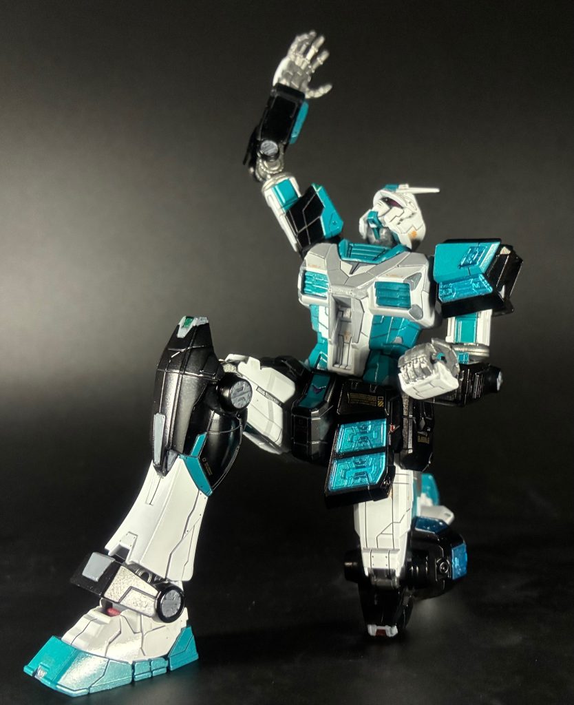 万博ポーズ。HQパーツのデカール（1/144スケールオレンジ）使ってますが明るくて見えないですね。スミ入れは明るめのグレーで控えめに行ってます。