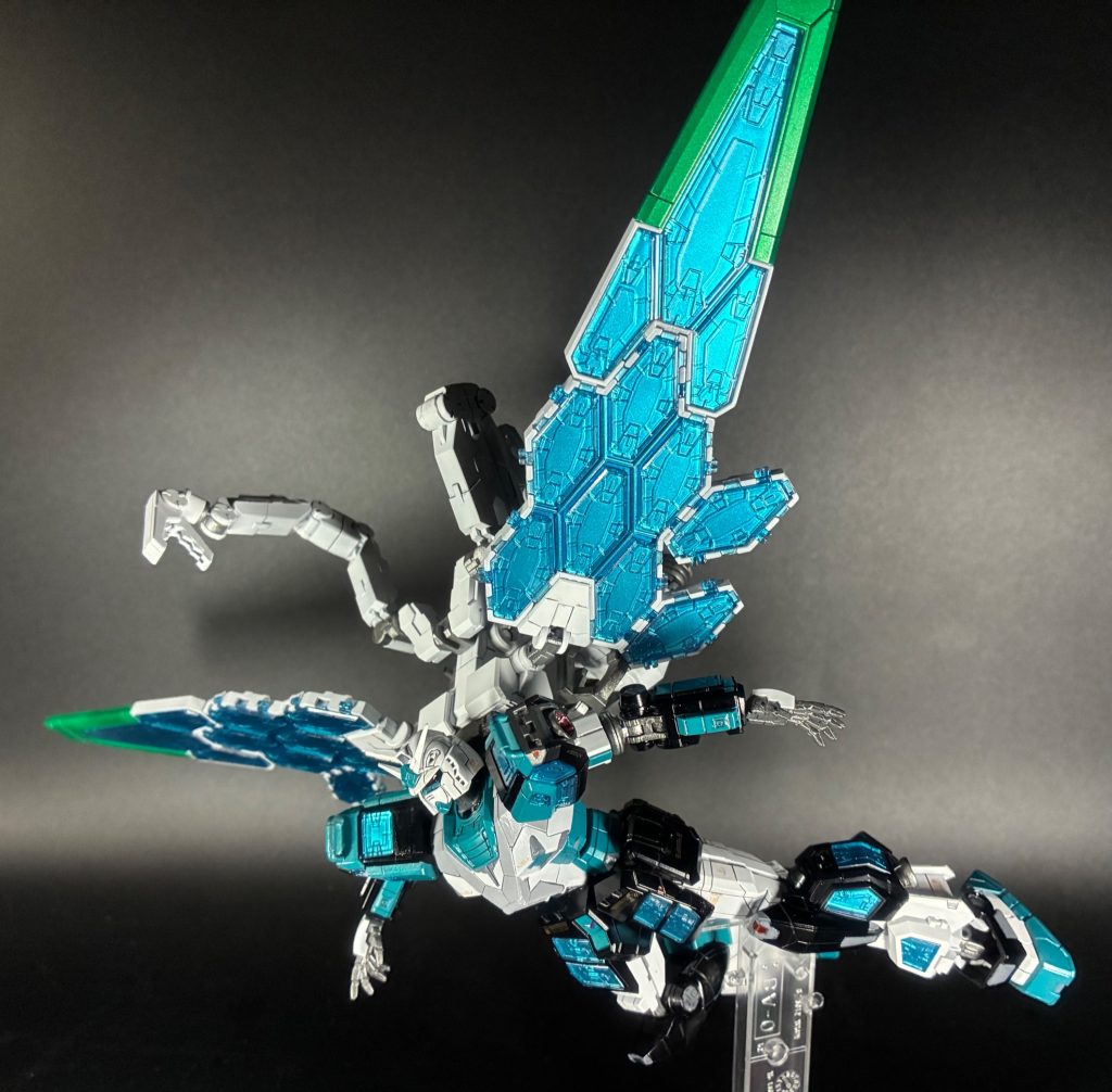 以上、万博ガンダム初音ミクカラーでした。ミクカラーガンダム所有欲と積みプラ問題を同時に解決してくれる作品になりました。あと大きいので満足化めちゃありますね。置き場所はないけど....