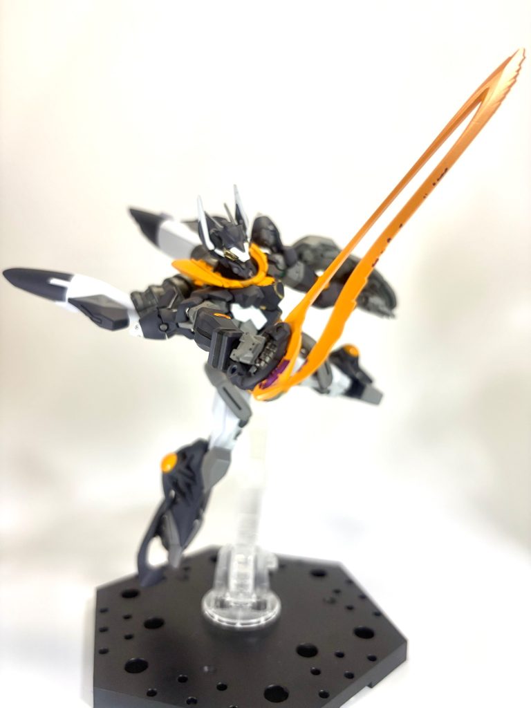 抜剣ポーズサーベルの塗装が触るたびに剥がれて元の色が見えてます