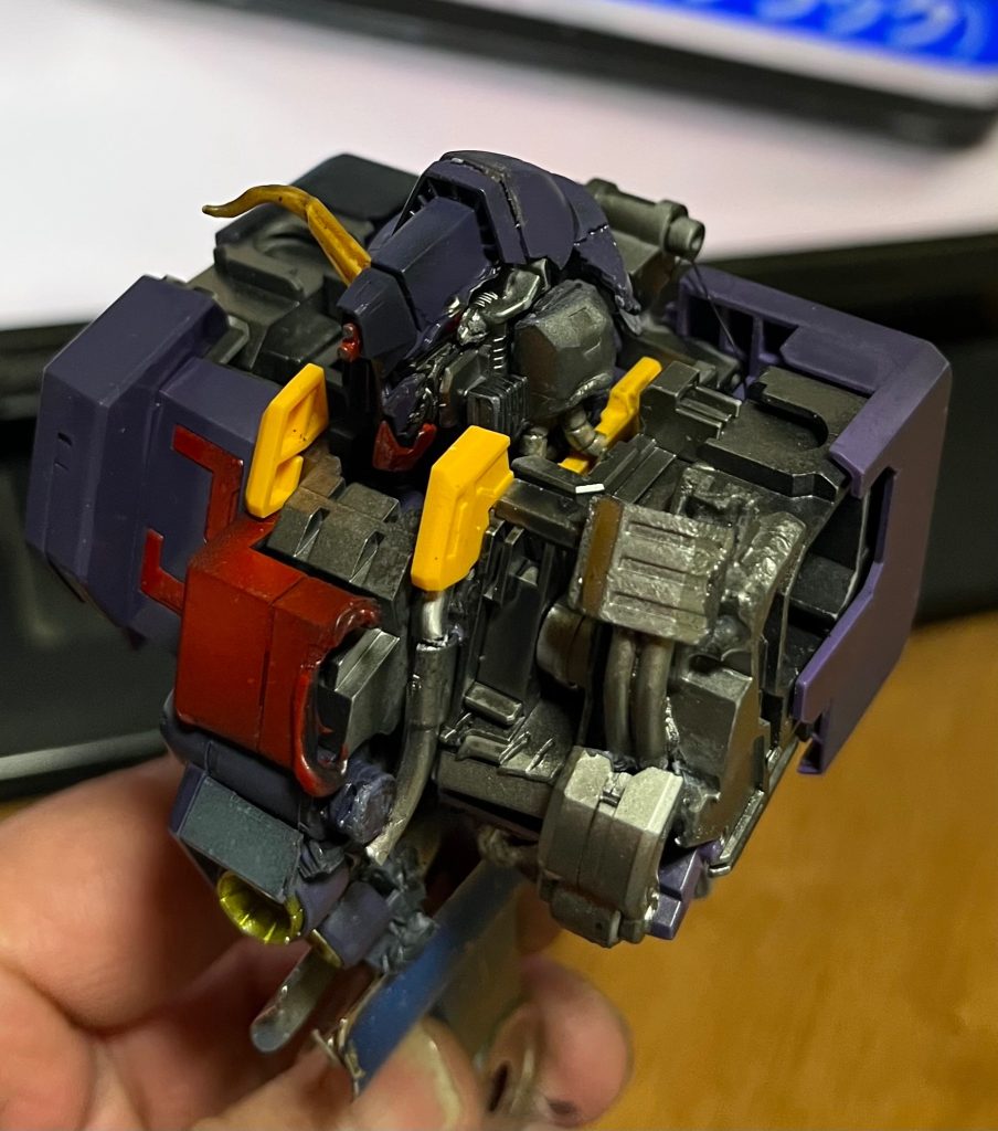 ですが､半壊ヘッドを作ってから､実はこのキット半壊状態のパーツは頭しか無く…（まぁ〜考えてみれば､バンダイさんも流石に全パーツ半壊状態のパーツ全部は付けないですよね（笑））かと言って諦め切れずに､気が付けばハンダでボディーをバッサリと切っていました😱😱😱