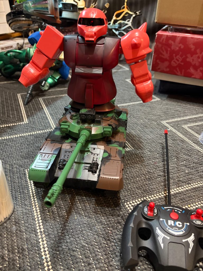 ラジコンに1/60旧キットザクを乗せる。本来のサイズ感的にはMGあたりがしっくり来そうですが、70年代80年代のちょいチープな玩具感を出すために1/60旧キットに！