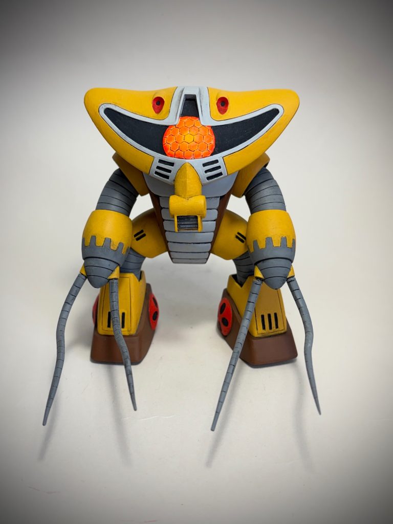 巨大な複眼と両腕に二本のヒートロッド。かなり異質なモビルスーツです。箱絵を参考に塗装しました。