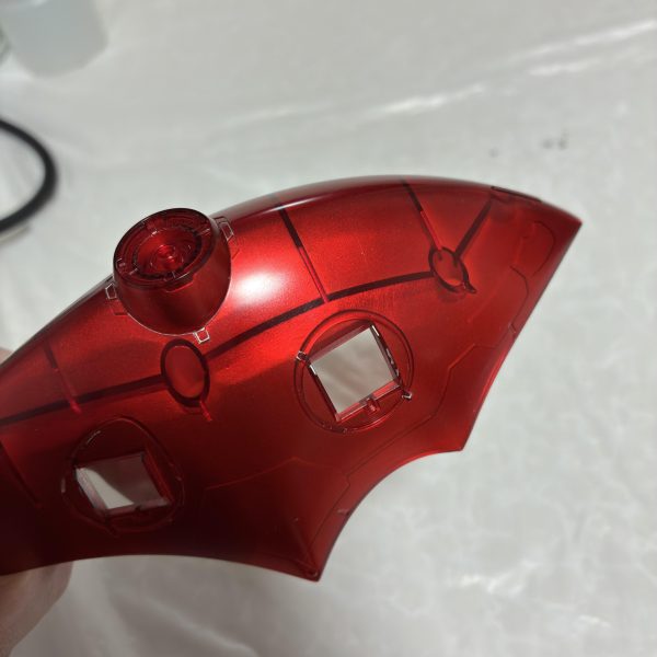 初制作課程投稿です!ただいまver2のクリアナイチンゲール製作中です!首と腰の短縮化やそれにモノアイの電飾も進行中です(zaku-kao2)電飾部品がちょっと厚みがあるのでモノアイの受けを棒やすりでギリギリまで削ってなるべく出っ張りすぎないように調整しました(gundam-kao6)電飾部品は後頭部に仕込もうとするとどうしても干渉するので目立たなそうな部分を切り取ってそこに仕込みます(gandam-hand2)ただモノアイは点灯していない状態が気に入らない可能性があって、その場合はオミットするかもです・・あとは目立ちそうなところのパテうめとか足をきちんと曲げてどっしりとした構えができるように腰の外装取り付け位置を外側にできるように延長とかもしています。クリアのナイチンゲール作った方ならご存知だと思うんですがバインダーの部分にリューターで削ったような製造痕が出ちゃっているんでそれをやすって裏打ちシルバーしてみたんですがどうですかね・・肉眼ではそこそこ綺麗にはなるのでこの部分だけ頑張ってやすろうと思います!(zaku-kao4)(7枚目)