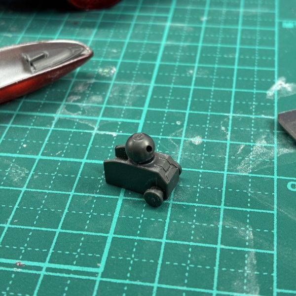 初制作課程投稿です!ただいまver2のクリアナイチンゲール製作中です!首と腰の短縮化やそれにモノアイの電飾も進行中です(zaku-kao2)電飾部品がちょっと厚みがあるのでモノアイの受けを棒やすりでギリギリまで削ってなるべく出っ張りすぎないように調整しました(gundam-kao6)電飾部品は後頭部に仕込もうとするとどうしても干渉するので目立たなそうな部分を切り取ってそこに仕込みます(gandam-hand2)ただモノアイは点灯していない状態が気に入らない可能性があって、その場合はオミットするかもです・・あとは目立ちそうなところのパテうめとか足をきちんと曲げてどっしりとした構えができるように腰の外装取り付け位置を外側にできるように延長とかもしています。クリアのナイチンゲール作った方ならご存知だと思うんですがバインダーの部分にリューターで削ったような製造痕が出ちゃっているんでそれをやすって裏打ちシルバーしてみたんですがどうですかね・・肉眼ではそこそこ綺麗にはなるのでこの部分だけ頑張ってやすろうと思います!(zaku-kao4)(2枚目)