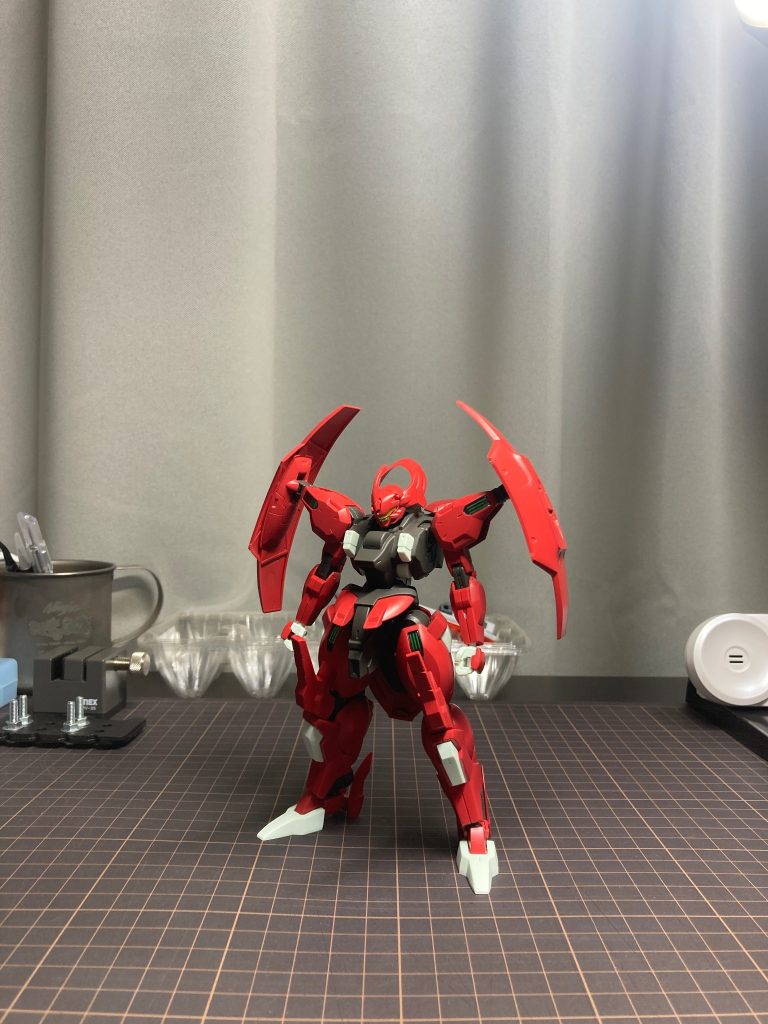 ここからは制作過程です。まずはパチ組みをじっくり観察。ひざの出っ張りとフロントアーマーと頭の輪っかがあまり好みではなく削除、両肩のアンビカーはカッコいいんだけどドローンレスAIレス仕様のため削除、シンプルに脚部のムチムチ感などプロポーションの良さを活かす方針を立てました。