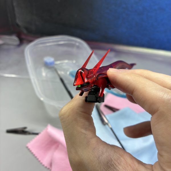 今後のモチベーション維持のために先に頭部だけ頑張って作りました(gundam-kao2)電飾もうまくいって良かったー！電飾部品はアロンアルファで固定して線に干渉しそうなところは慎重に加工してスペースを開けました(zaku-kao5)心配していた電飾オフの時のモノアイの状態も良く納得いく形になりました(gandam-hand2)（6枚目）