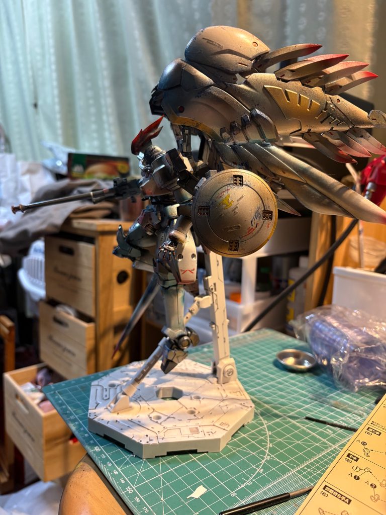 まあ、持ってる武器が違うのですが、ってか間違えた。記憶だけで作ってたし手首はビルダーツパーツなのでサイズが合わないのでパテで固定したので取り替えが出来ない笑まあ別にいいのですがではではまた