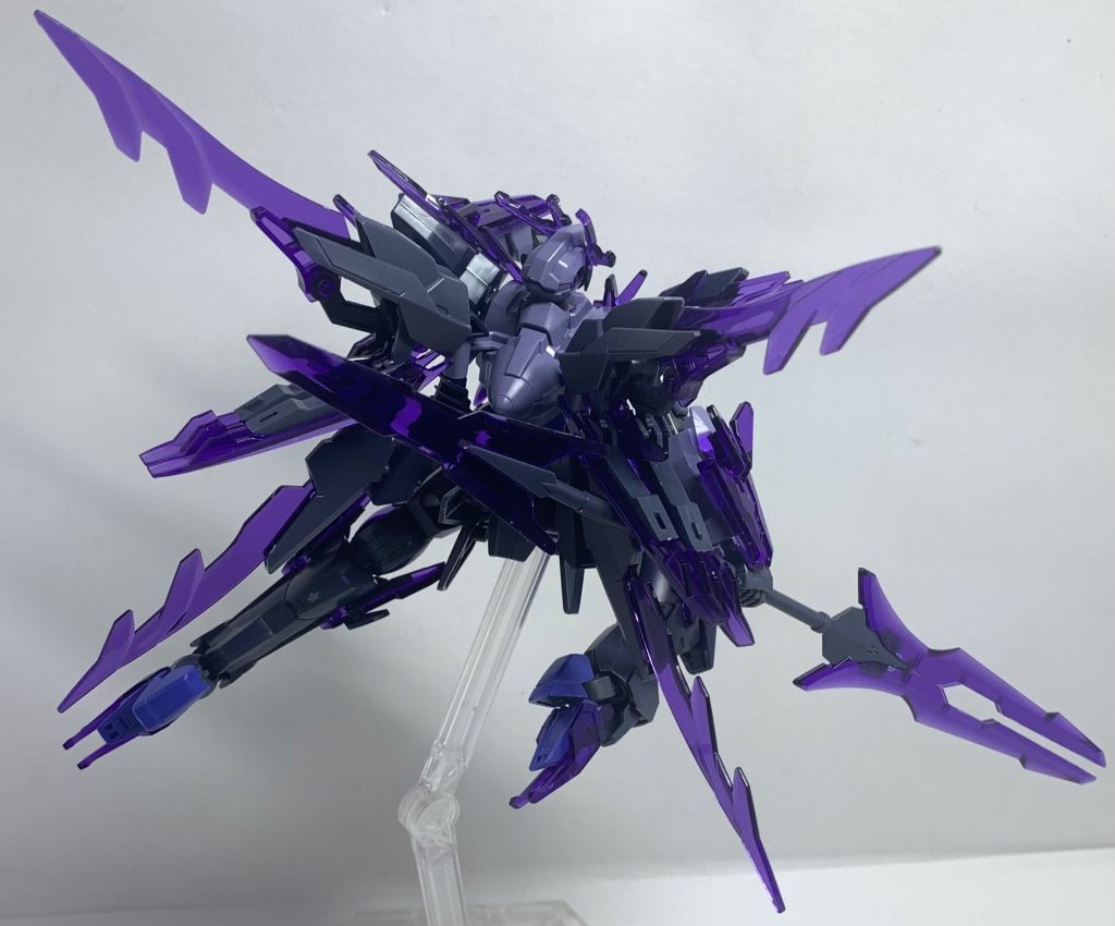 戦闘浮遊後ろ姿。トランジェントガンダムと違ってこちらはかなりトゲトゲしいデザインですね〜