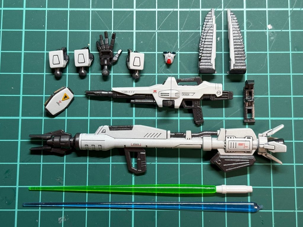 最後に付属品/差し替えパーツ。ほとんどがHGUC からの流用です。握り拳と平手はビルドハンズSを加工してます。2．制作工程