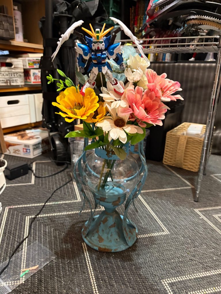 昔雑貨屋で一目惚れしたキャンドルホルダーをベースにすることに。100均の造花を配置してみました。100均の造花コーナーは花屋並みに種類が豊富で悩みました💐