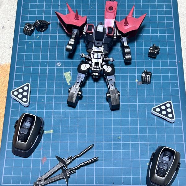 青パーツ以外の塗装が終わりました。組める分だけ組みました。なんだか、進んでる感がないとモチベーションを保てないです。なので、塗装が終わってるものは次々に組んでしまいます。進み具合がゆっくりなもので、少しでもスピード感を感じたいんですよね。なんだかんだ言っても毎日進んではいますが。（2枚目）