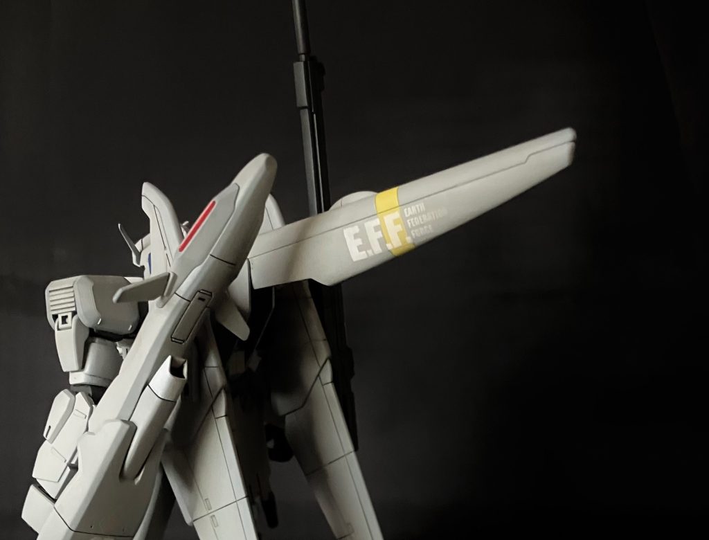 付属のガンダムデカールはとてもカッコよくて絶対に使おうと決めていたのですが、貼ったあとの表面処理がしんどすぎました笑いろいろミスりまくって結果的に文字をぼかしたような感じにして誤魔化してます