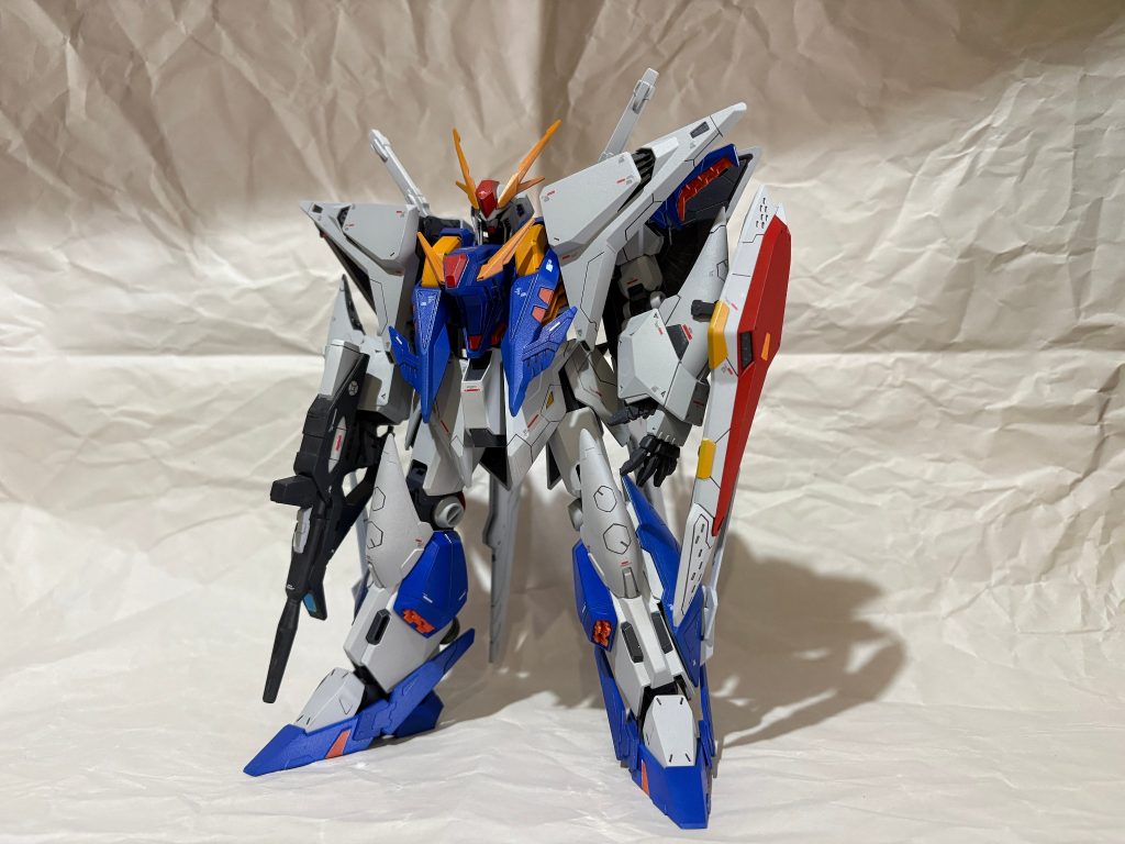 カラーリングはGジェネ版。劇場版ではほぼ空中戦のため、戦闘機をイメージし暗めのホワイトにしました。フェイスはガンダム顔じゃない悪人面の方。