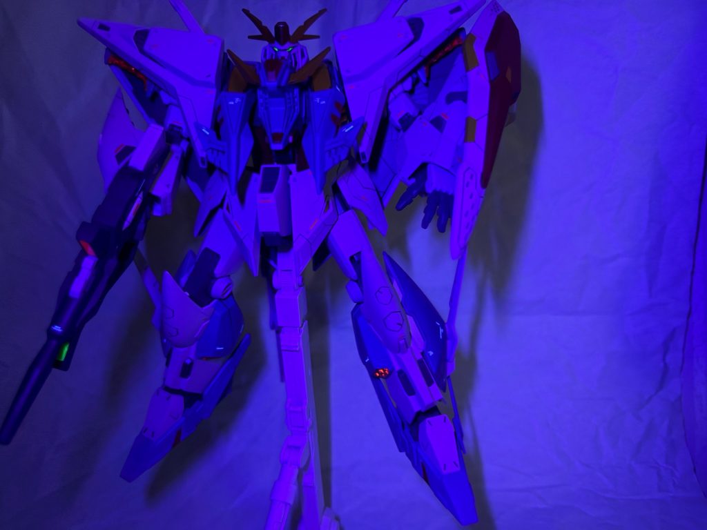 ほとんどが暗いフィールドでの戦闘で、そのたびにセンサー類やバーニアの発光がが印象深かったために蛍光塗料を使っています。暗めの塗装なのでより蛍光カラーが際立ちます。