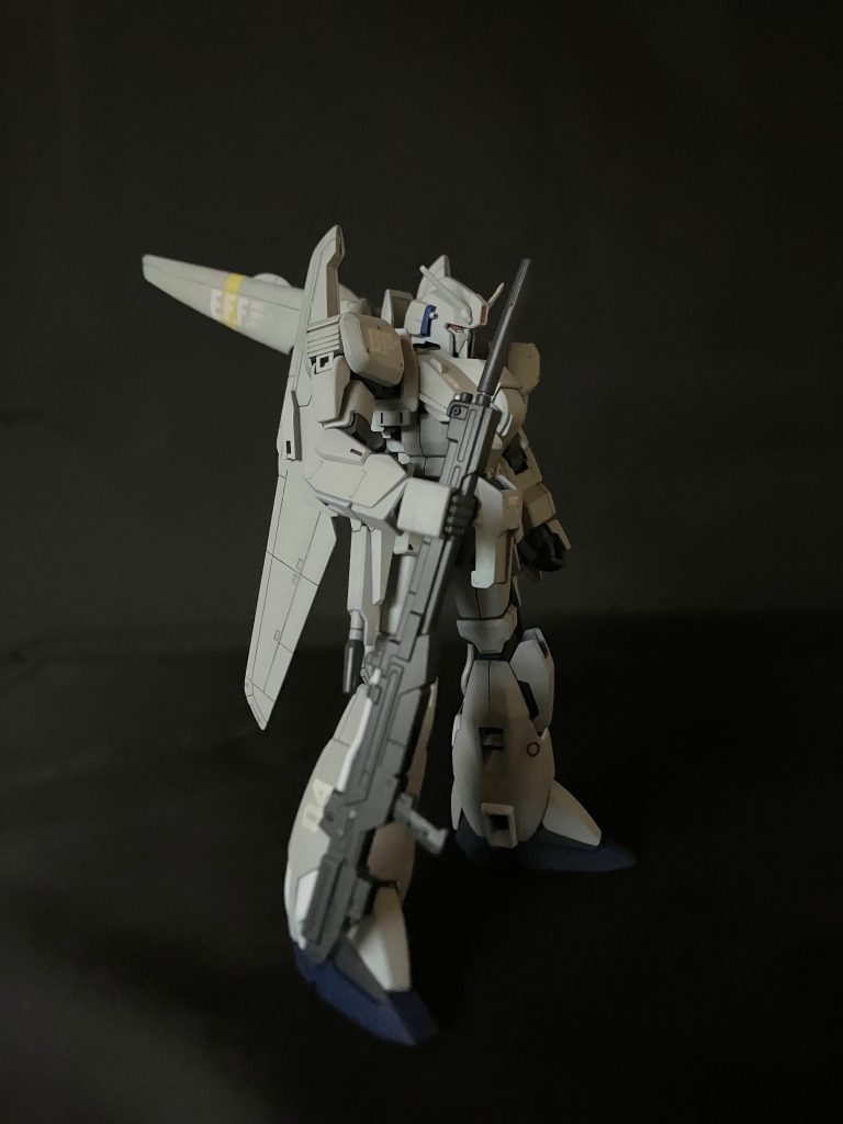 アニメを見返したところ、シャイアン基地を警備してた機体はライフルをこんな感じに持ってたんで、その辺を再現するべく握り手のハンドパーツの内側を削ってみました限界ギリギリまで削ってなんとか劇中と同じようにライフルを持たせることができました