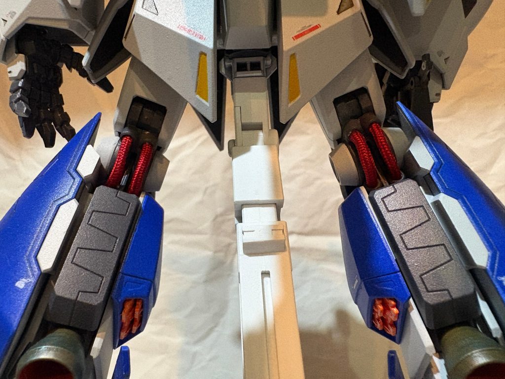 膝裏はメッシュパイプ化しています。関節の動作に干渉しません。νガンダムから引き継いでいる設定です。
