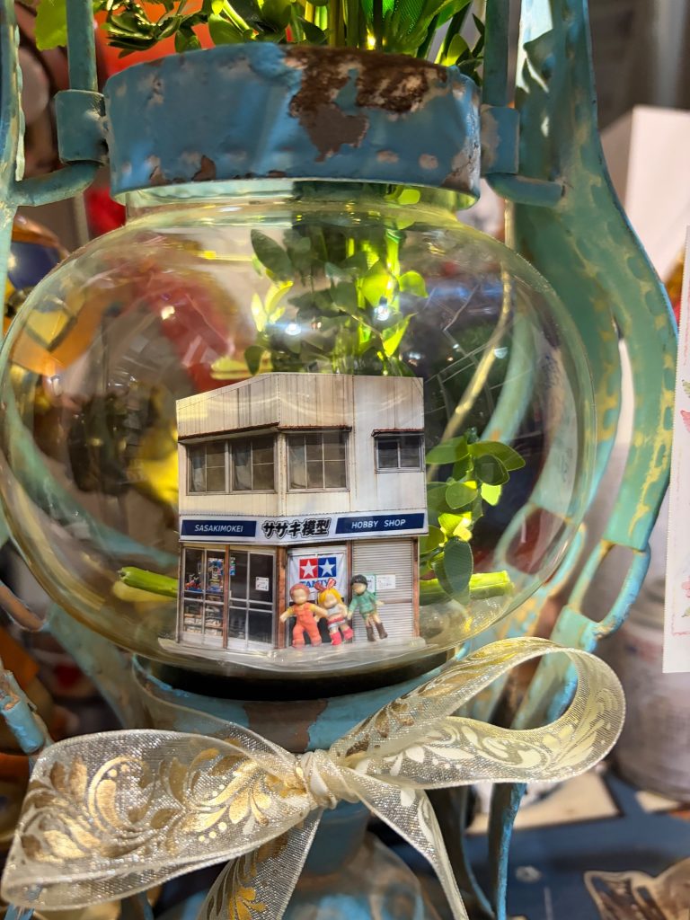 中央のキャンドルを置く場所には主催の模型店と楽しそうにお店に向かうカツレツキッカ。