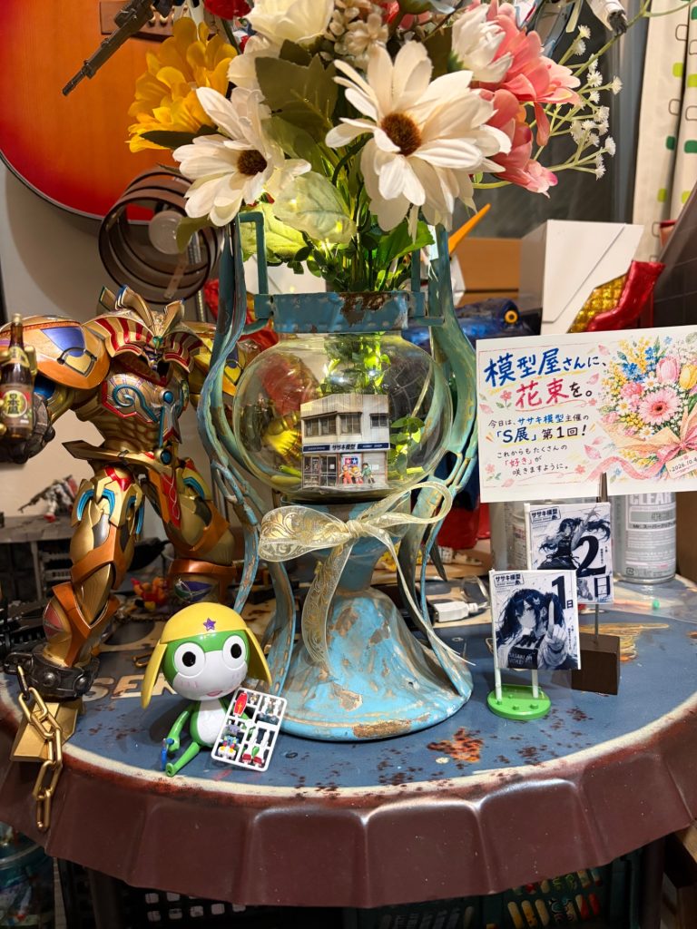 蔦の造花風ライトを造花と巻き付け一本にしています。このライトも100均なんですが、優しい色合いの光で気に入っています。
