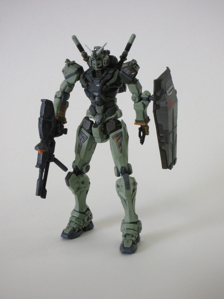 殆ど無改造でザクカラーにしただけです。&nbsp;キットの感想としては、・こんな細かいディテールをよく作ったなぁバンダイさん。・色塗ったら関節が固くて曲がらない…… ビット付けて立たせることを考えると仕方ないか。・改めて、やっぱりエヴァだなぁ (特に、両腕を最後に作ったのでEoEの二号機まんまのポーズで立ってた)。