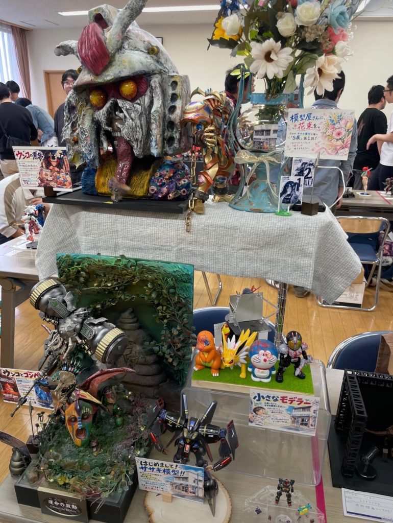 展示卓。お祝いはもちろんですが、プラモデルのことは詳しくないという人にも興味を持ってもらえるきっかけになればと思い作った作品です。箱庭系の作品作るモデラーさんにも影響を受けています💐