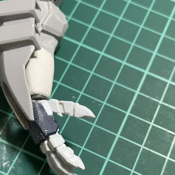指をとんがらせて肩アーマーも鋭くしました地味だけどまた一段階カッコよくなりました。（3枚目）
