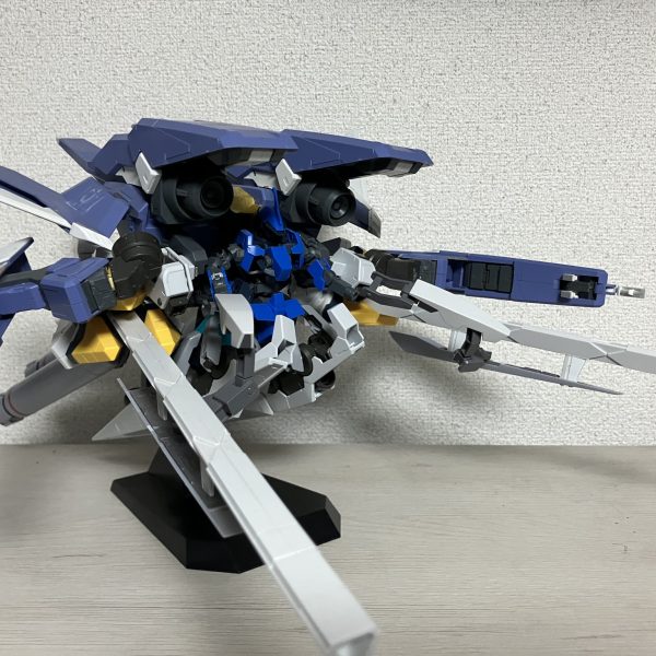 GNアームズ、クタン参型、ナラティブa装備をミキシングしてデンドロビウムみたいなデカい機体を作ろうとしています。可変機っぽくできたらなお良しコアユニットはシュヴァルべグレイズにします（2枚目）