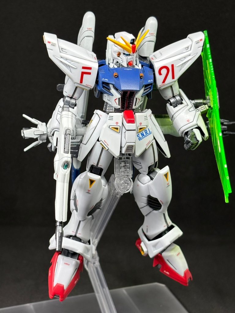 デカールはRBコーションデカール、スジボリ堂のロボデカール、RG クロスボーンX2、MG F91 ver2.0から使用。配置はMG2.0やGFFを参考にしました。