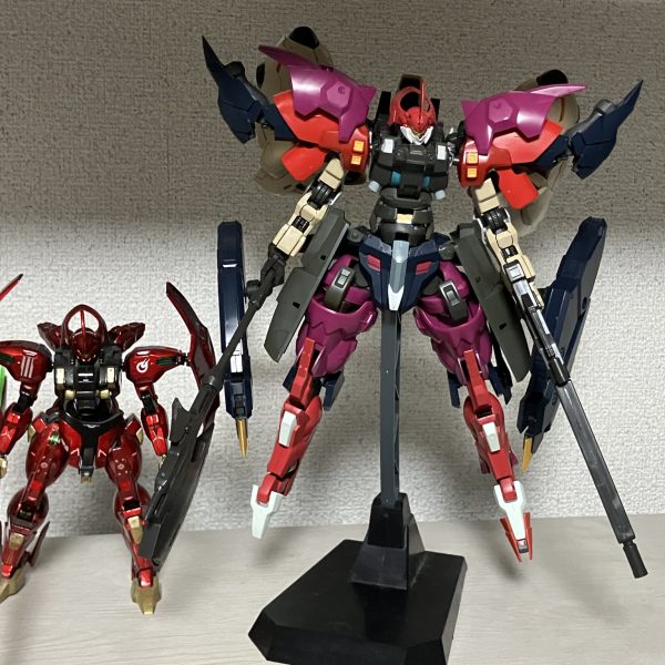 以前投稿したダリルバルデとディランザ、グシオンリベイクhgのミキシングから半年、色々いじって今の形になりました。11月半ばまでには塗装まで進めたい(できるか不明)ボリューム感のためフルメカニクスのグシオンリベイクを購入したところ、腕、脚、胴体、バックパック、武器とほぼ全身を使うことに...そこに更にガンダムザガンやサザビーの肩を使ってゴツくしました。あとはビット(イーシュヴァラ)とシールド(アンビカー)の配置とディテールアップをしたら塗装に行けます。11月半ばに展示する機会があるためそこまでの完成を目指す（3枚目）