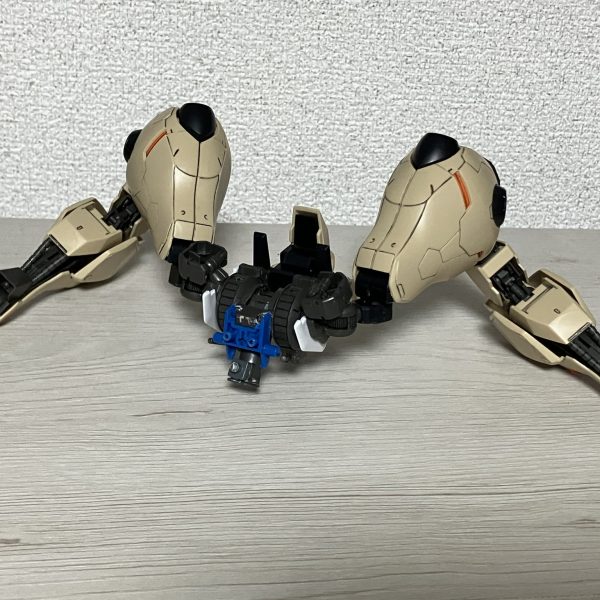 以前投稿したダリルバルデとディランザ、グシオンリベイクhgのミキシングから半年、色々いじって今の形になりました。11月半ばまでには塗装まで進めたい(できるか不明)ボリューム感のためフルメカニクスのグシオンリベイクを購入したところ、腕、脚、胴体、バックパック、武器とほぼ全身を使うことに...そこに更にガンダムザガンやサザビーの肩を使ってゴツくしました。あとはビット(イーシュヴァラ)とシールド(アンビカー)の配置とディテールアップをしたら塗装に行けます。11月半ばに展示する機会があるためそこまでの完成を目指す（4枚目）