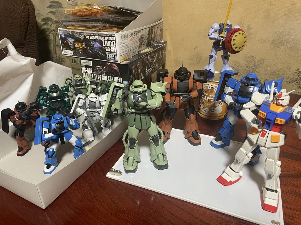 作品名：ザクたち<p>最近忙しくて作る時間も塗装する元気もないですが、作ったガンプラ並べて眺めるのが癒しです。 あー…休みほしい…</p>
