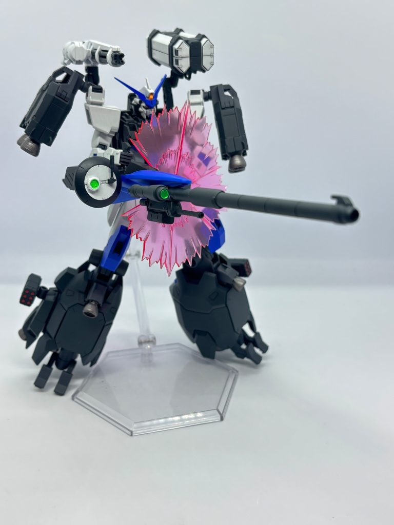 メイン武装のレールガンはオオツキガタの右背部に装備していたものを手持ち式に転用したもの、スコープやレドームを併用し高精度な長距離射撃が可能な事に加えて銃身下部に同軸機銃、左側にはビームシールドを搭載し自衛能力を高めています
