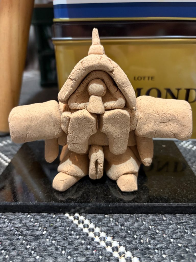 特徴があるキャラをと思って、ターンA、アッシマーを作りました。夜のうちに各パーツを成形し、朝起きてから合体させてます。