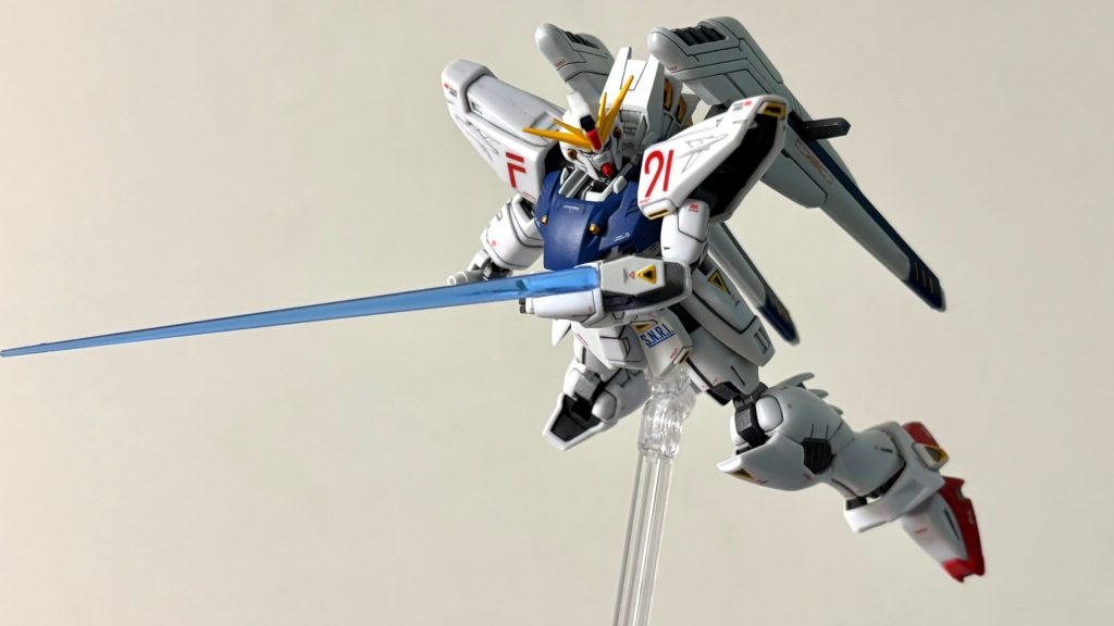 VSバグ戦にて一瞬使用したビームシールド・ソード（仮称）も再現してみました。エフェクトはHGエアリアル改修型から流用してます。