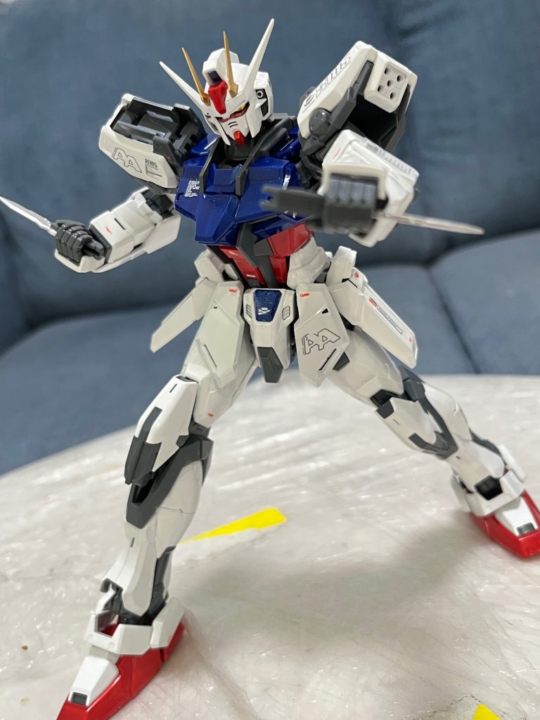 ストライクと言えばこのポースだと思います。「武器は？」アーマーシュナイダーだけでジンを撃破しました。