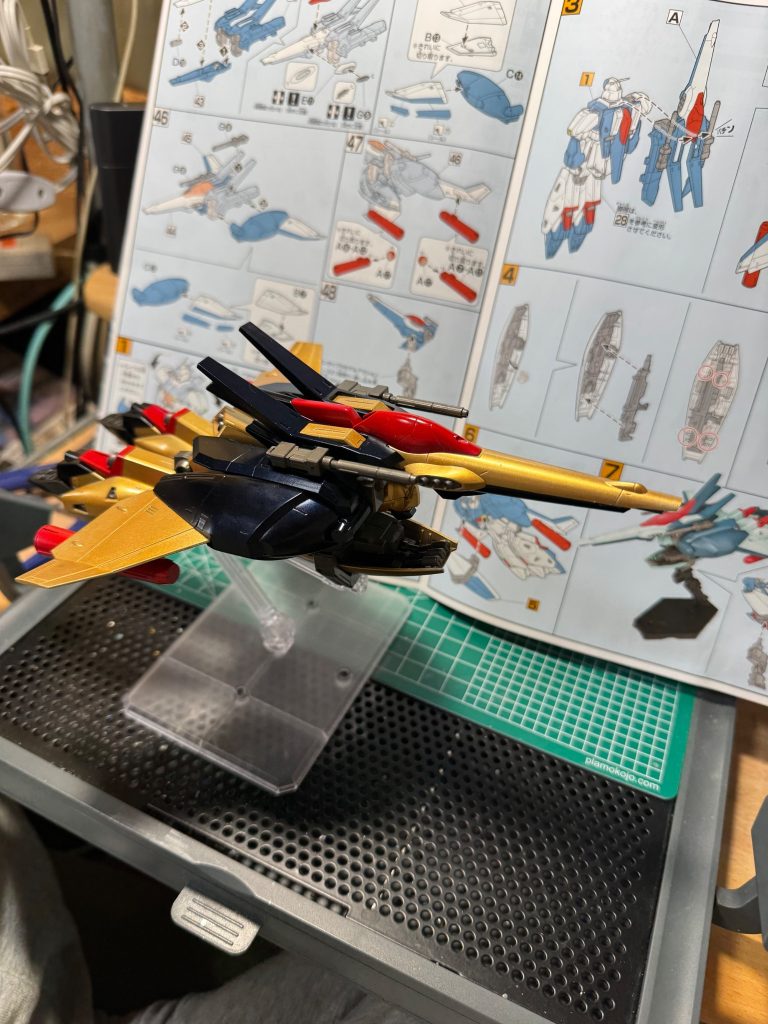 塗装レシピ(特記無しはガイアノーツ)サフ:EVOシルバー黒:プリズムブルーブラック金:パールゴールド赤:ブライトレッド黄:マイルドオレンジライフル:ガンブルーメタリック(Mr.カラー)スラスター:焼鉄色(水性ホビーカラー)手:メタルブラック(水性ホビーカラー)トップコート:EXクリアー