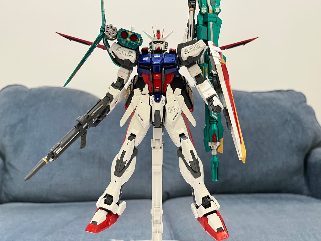 ではエールストライカーを装備させて「ハーフパーフェクトストライクガンダム」になれます。フレームの可動は抜群ですが、アグニを構えると肩関節の動きを干渉します。