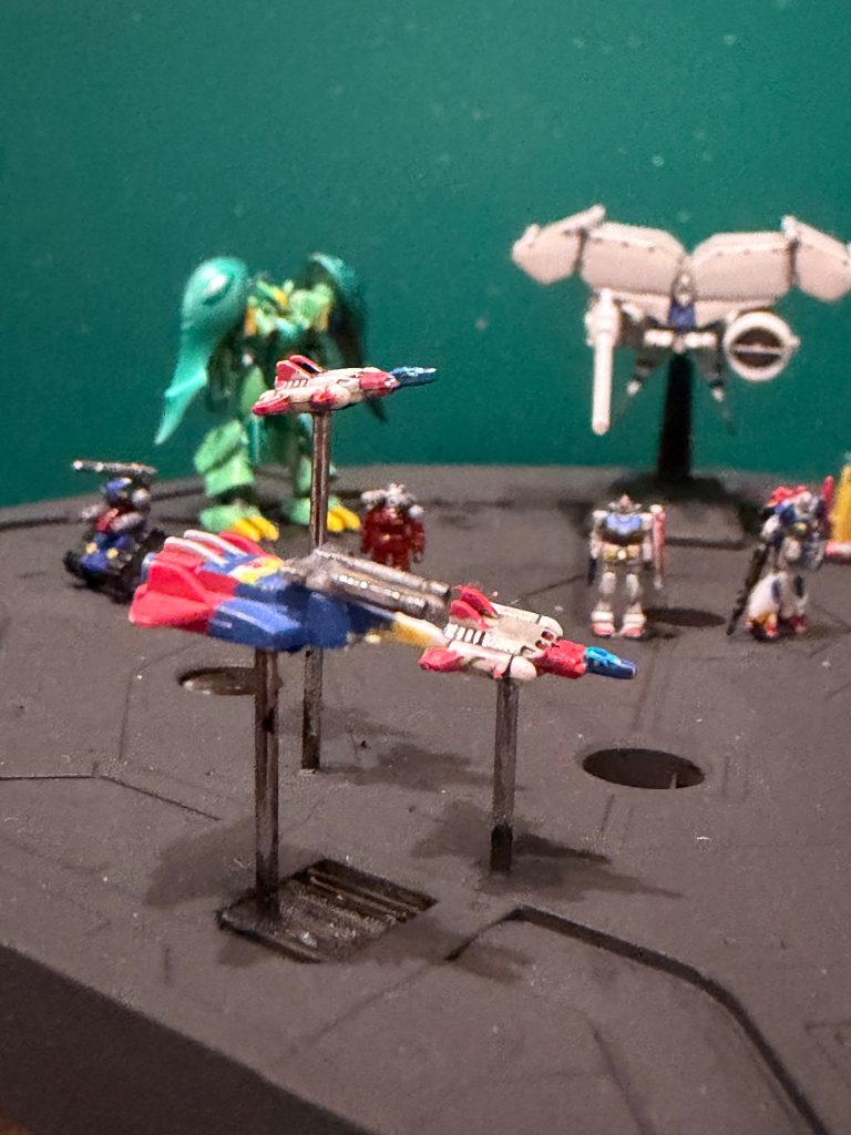 Gアーマー達。こちらは100均のアクリルペンで塗っています。ペン先が筆になっているタイプなんですが、個人的にはペンタイプより筆タイプの方が細かいパーツを塗りやすい気がします🖊️