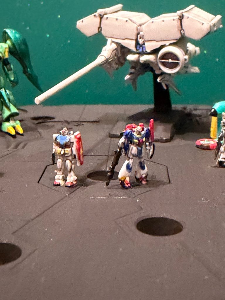 少しずつ拡張しているんですが、初めて塗ったのがガンダムとZガンダムでした。この2機はガンダムマーカーとマッキーで塗っています。