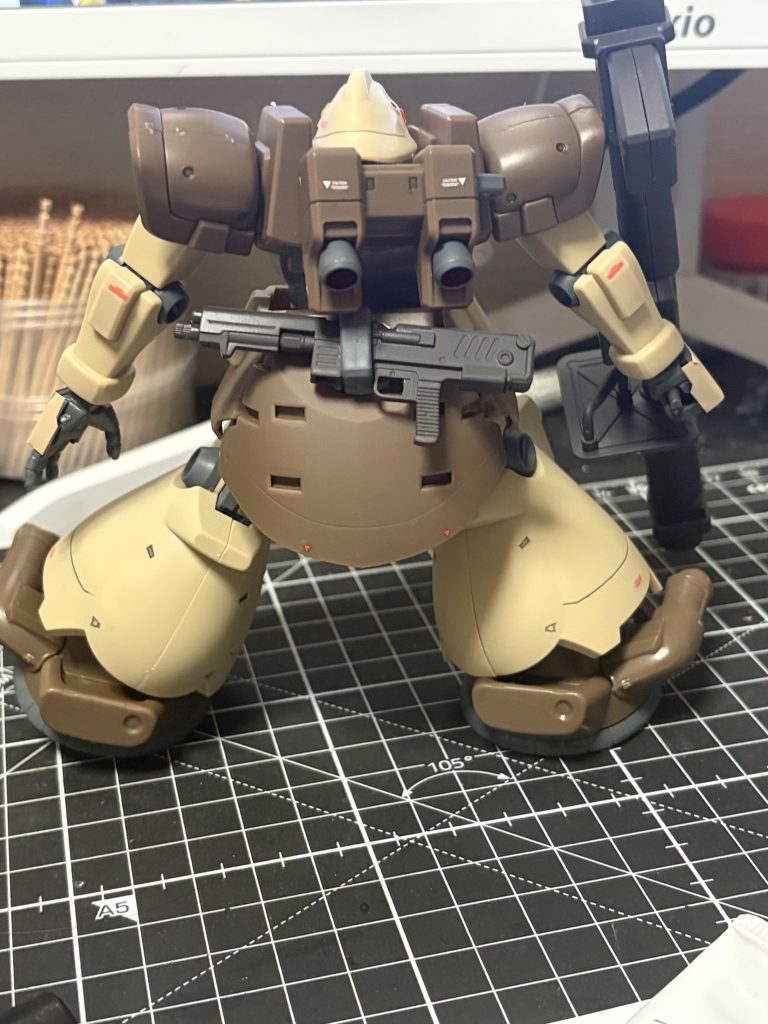 前後。後ろにマガジンをつけられますがポロポロ落ちるので外しました。