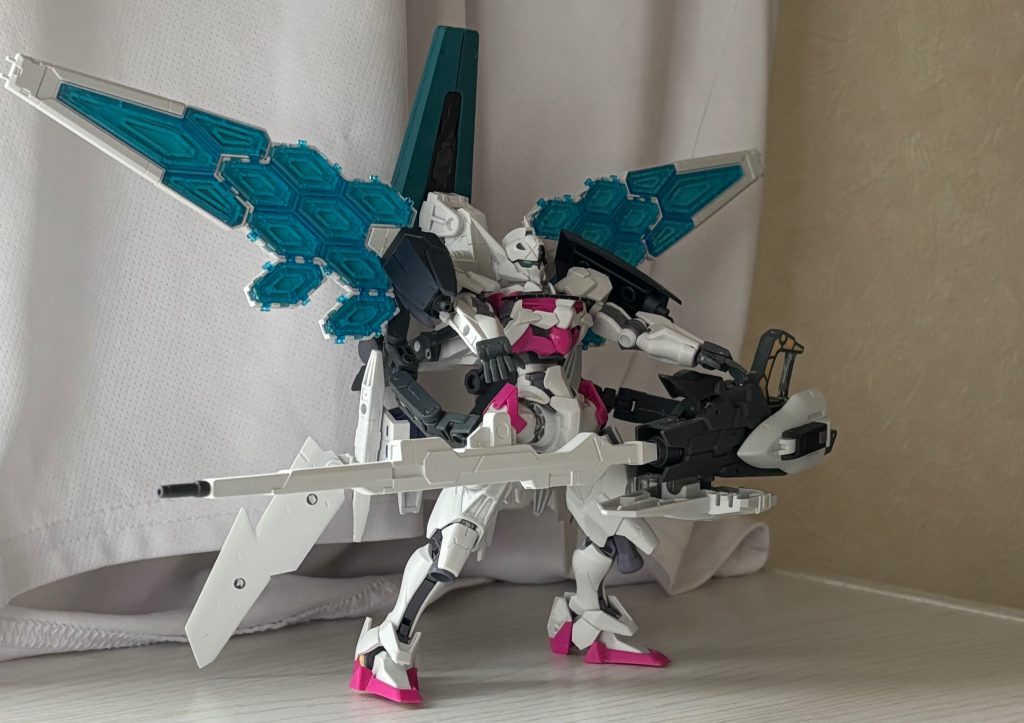 ガンダムルブリスという機体の中でいかに個性を見出すかに着手しながら製作いたしました。武装を盛り盛りにしつつベース機の衣装は崩さないようにしました。
