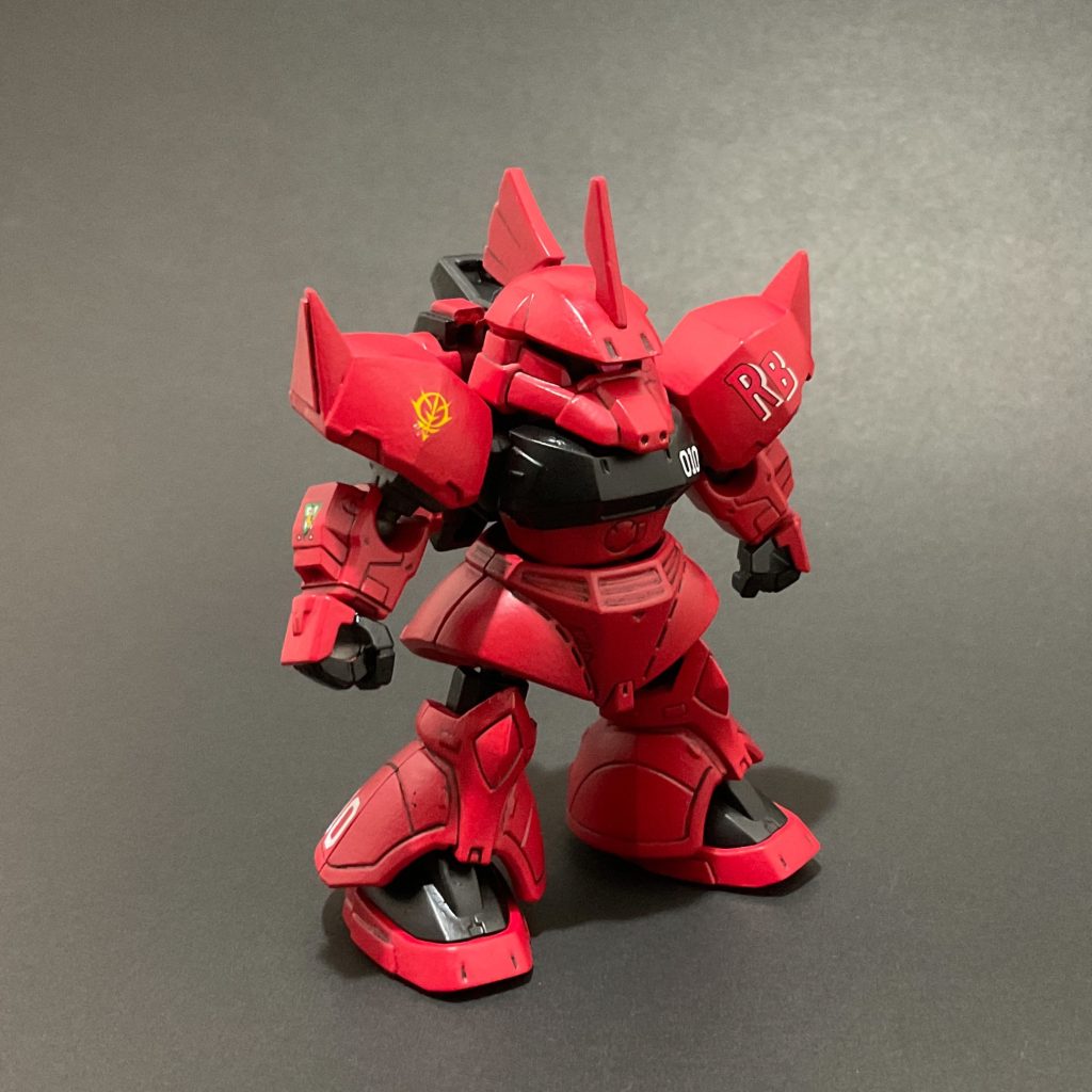 水性ホビーカラーの筆塗り全塗装で、赤はジークアクスカラーの赤いガンダムレッド、黒は2番ブラックで塗ってツヤ消しトップコートを吹いています。スミ入れにはマービーフォードローイング(水性顔料超極細ペン)を使っています。マーキングはガンダムデカールのRGジョニザク用などを流用しました。