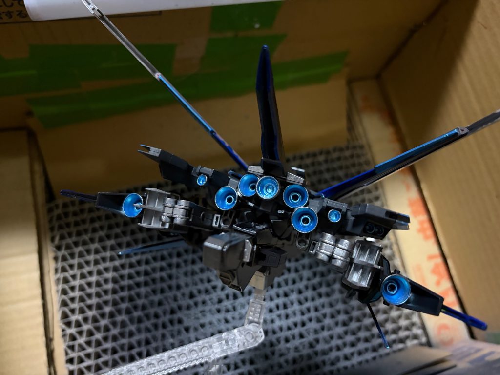 アーム格納時はバーニアやスラスターが背面に集中するようになってます。