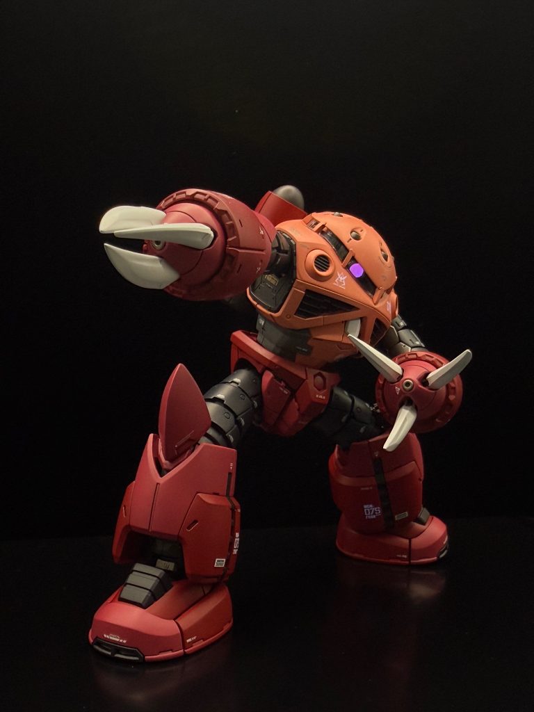 ということでカラーレシピです薄いピンク部分 シャアピンクをベースに、鮮やかさを出すためコーラルピンクを加え、ニュートラルホワイトで彩度を調整膝や手首の赤部分 ローズディープレッドをベースに、シャアピンクとペンキレッドで、ややピンク寄りの赤に調色濃い赤部分 ボルドーとペンキレッドをベースにした濃い赤に上のピンク寄りの赤少量を加えて、2種類の赤いパーツを組んだ時に違和感が出ないよう調整手脚のリングパーツ 濡鴉をベースにミッドナイトブルーで青みに寄せ、ごく僅かなガンメタを添加フレームなどの濃いグレー ブラックとガンメタをベースに、そこに赤系のパネルに馴染むように、ボルドーを微量加え、エンジ寄りのダークガンメタを調色クロー ごく僅かなパールのニュアンスが加えられた、ブリュンヒルトホワイトを使用モノアイは、バンダイビルダーズパーツのMSサイトレンズにハイキューパーツの蛍光ピンクのドームをはめ込みブラックライト照射でピンクに綺麗に発色するように、ドームの表面に蛍光クリアーを上塗りしてます