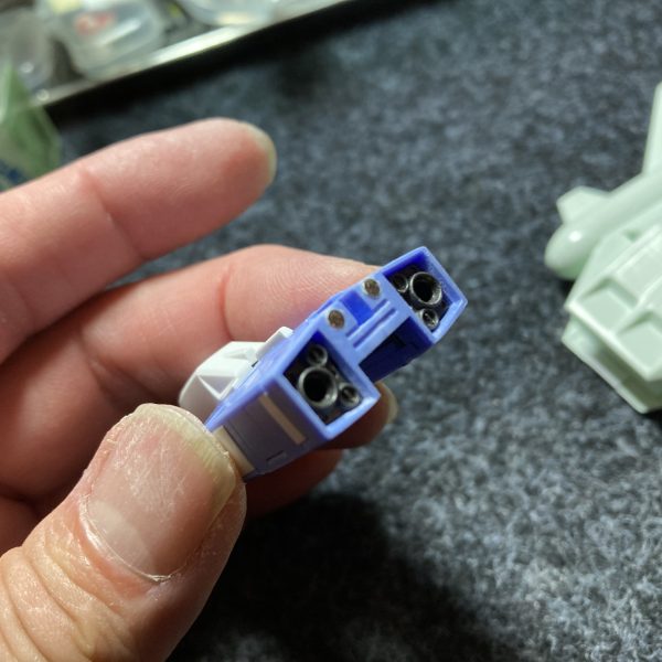 MGのコアファイターと合体！って意外とデカいじゃんw接続部分どうしようか考えてたら時間が経ってしまい。。本日ようやく製作再開何も考えずとりあえず合体バランスは悪くないかと。。（3枚目）